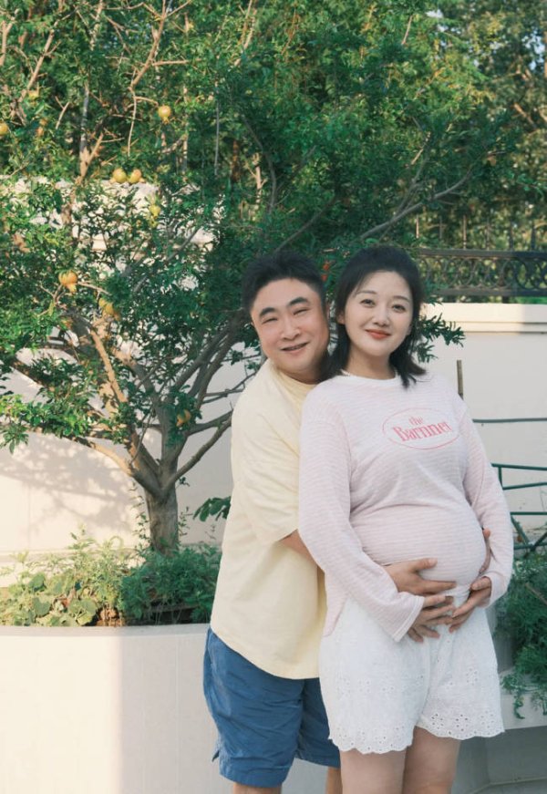 河源华锋 乔杉抱老婆三胎孕肚笑容灿烂！一家四口合影好有爱
