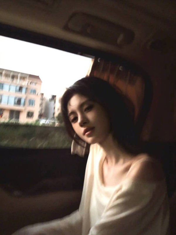 盛金证券 鞠婧祎晒车内美照氛围感拉满！露光滑香肩魅力十足