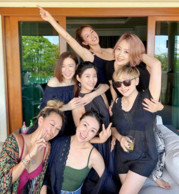 宝融配资 佘诗曼晒TVB“七魔女”聚会照