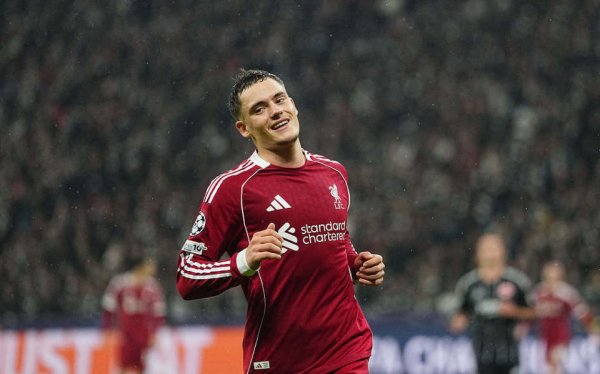 巨富配资 争议? 利物浦头牌空门不传遭狂批! 1.36亿新援首球落空+暴怒摊手